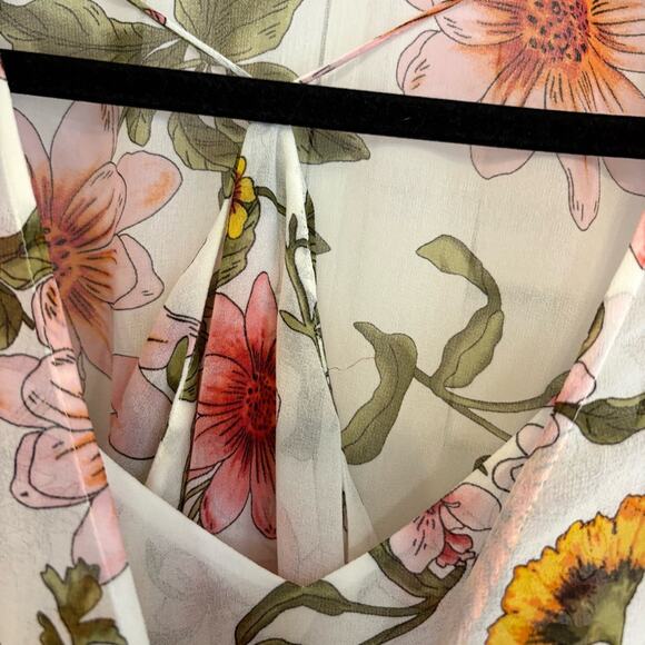 Guess White Floral Blouse‎ Size Medium - Picture 4 of 10